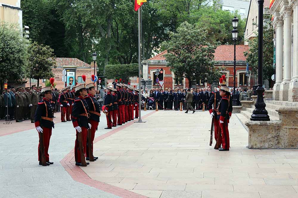 Fotos: El Ejército iza la bandera en Capitanía