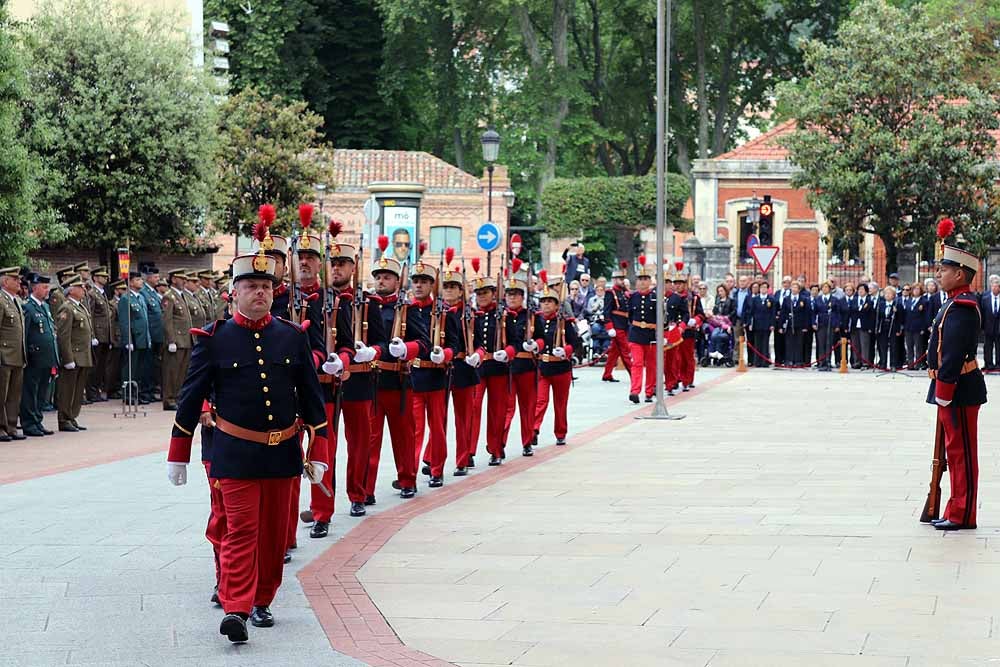 Fotos: El Ejército iza la bandera en Capitanía