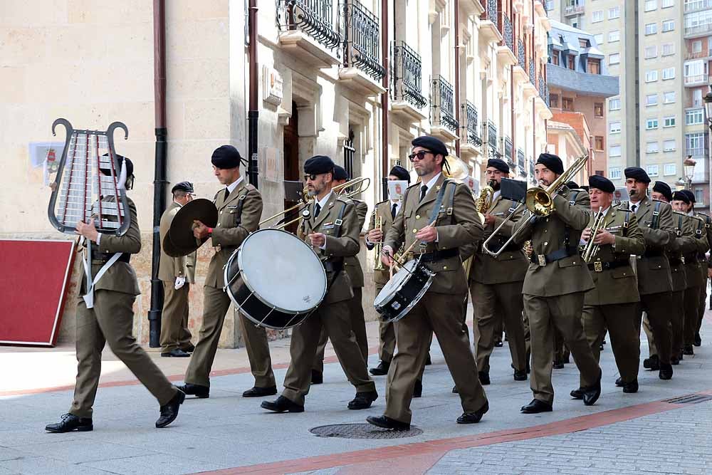 Fotos: El Ejército iza la bandera en Capitanía