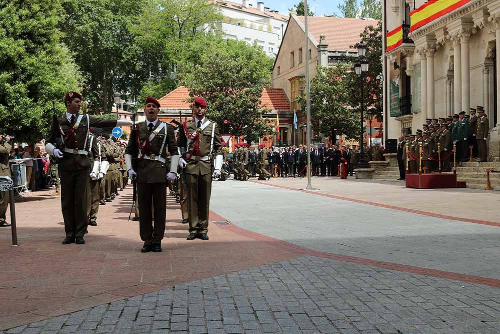 Fotos: El Ejército iza la bandera en Capitanía