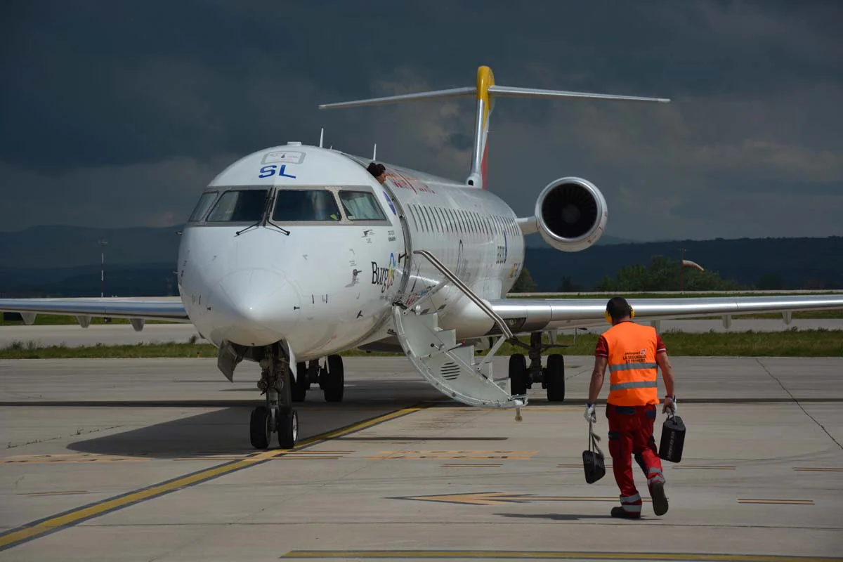 Fotos: El Aeropuerto de Villafría reactiva sus operaciones