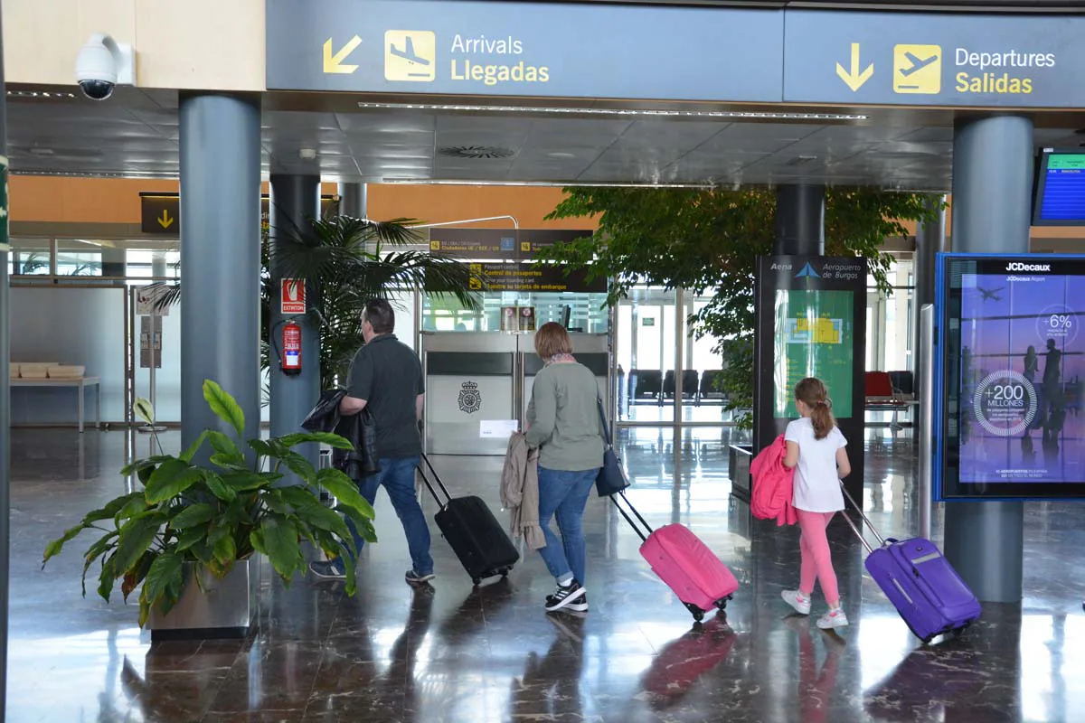 Fotos: El Aeropuerto de Villafría reactiva sus operaciones