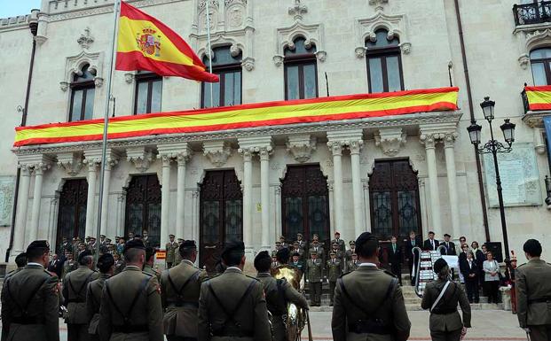 El balcón del Palacio de Capitanía estaba engalanado con la bandera española.