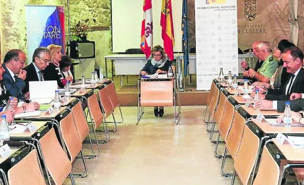 María José Salguiero, en el centro, preside una reunión con los subdelegados de gobierno de todas las provincias. Todos dejarán sus cargos
