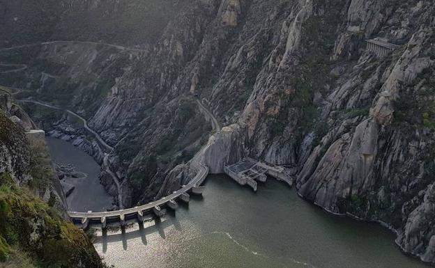 Vista aérea del embalse de Aldeadávila.