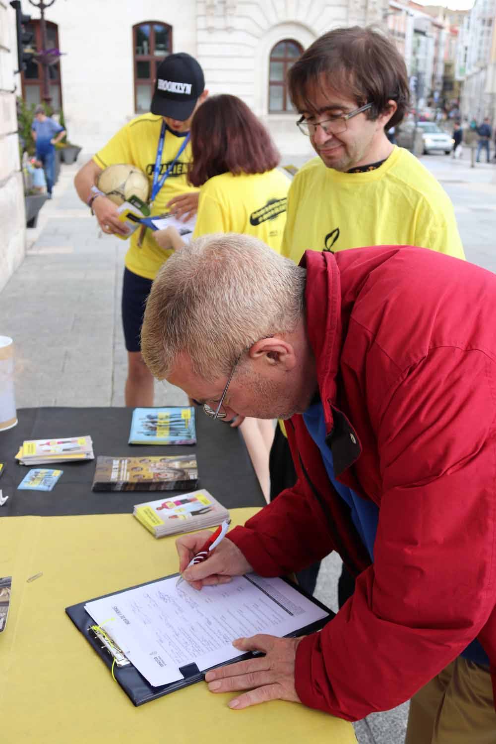 Fotos: Recogida de firmas de Amnistía Internacional en Burgos