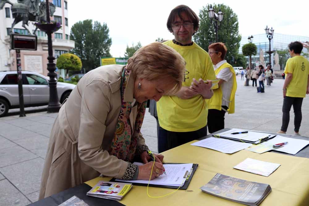 Fotos: Recogida de firmas de Amnistía Internacional en Burgos