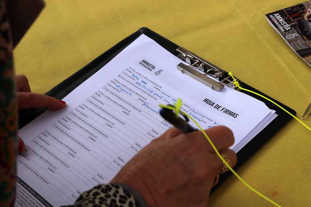 Fotos: Recogida de firmas de Amnistía Internacional en Burgos