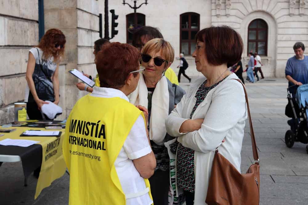 Fotos: Recogida de firmas de Amnistía Internacional en Burgos