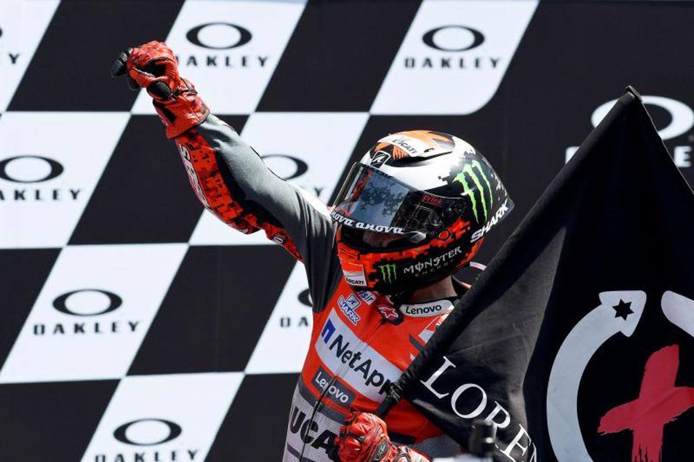 El piloto español se impuso por delante de los italianos Dovizioso y Rossi y consigue su primera victoria como piloto de la escudería transalpina