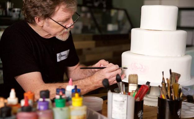 Jack Phillips prepara una tarta. 