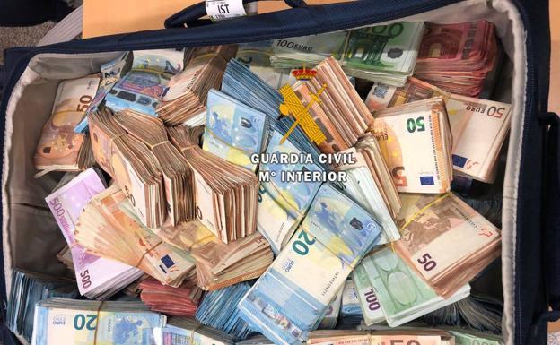 Imagen del dinero intervenido por la Guardia Civil.