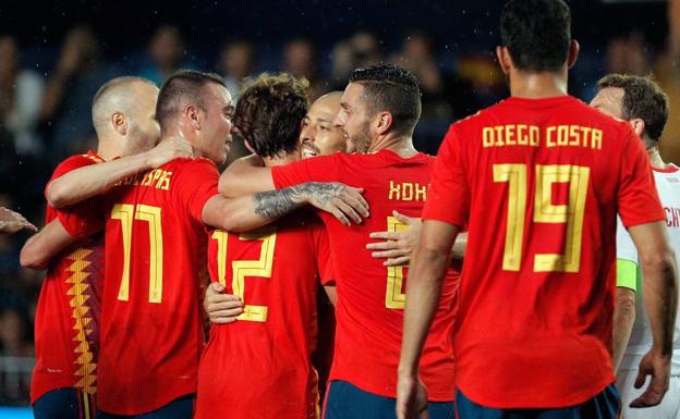 Los jugadores de la selección celebran un gol. 