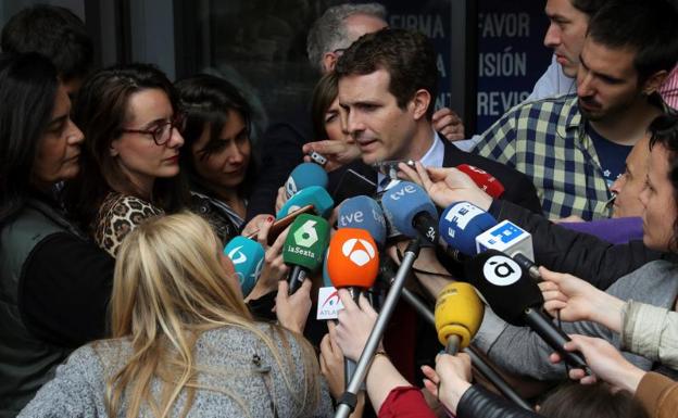 El vicesecretario de Comunicación del PP, Pablo Casado, en declaraciones a los medios tras el Comité Ejecutivo Nacional del PP en el que el presidente de su partido, Mariano Rajoy, ha anunciado que deja el cargo para dar paso a un sucesor.