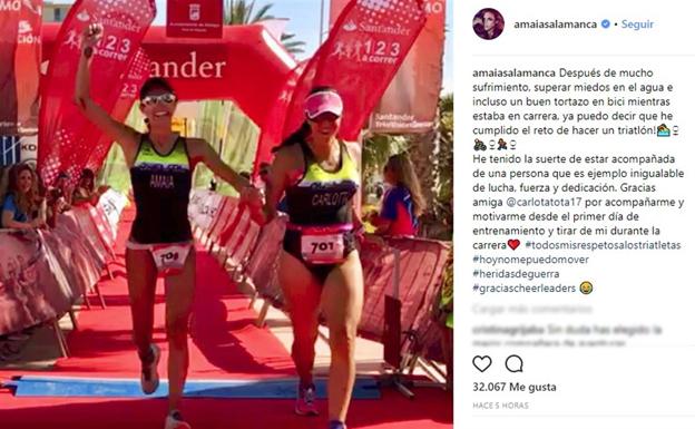 Amaia Salamanca pasa la meta con su amiga Carlota. 