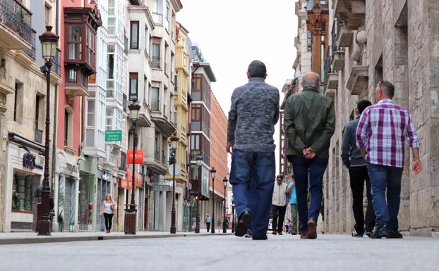 Los peatones todavía fueron por las aceras este domingo en la calle Santander