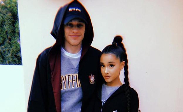 Pete Davidson compartió una foto con Ariana para confirmar su relación.