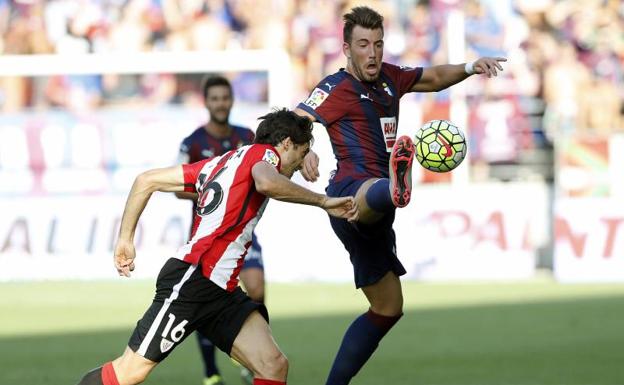 El futbolista del Eibar Sergi Enrich (d), durante un partido contra el Athletic. 