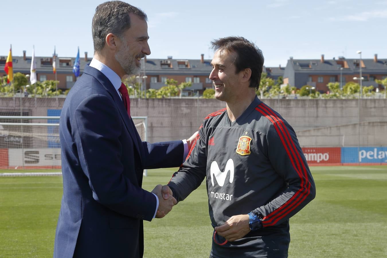 El monarca ha visitado a los jugadores del combinado nacional y a toda la delegación española en la Ciudad del Fútbol de Las Rozas