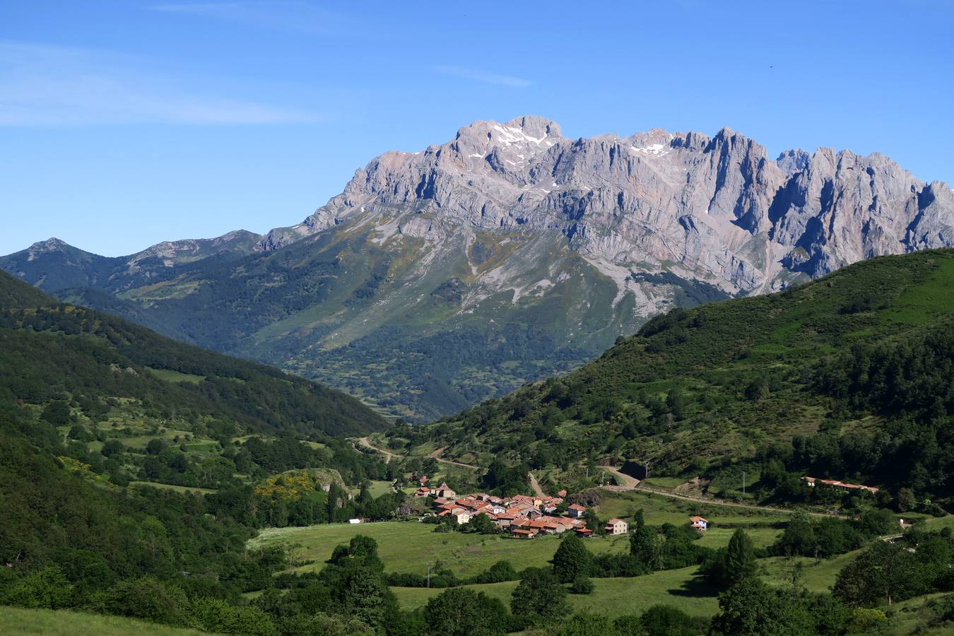 Caldevilla de Valdeón al fondo Picos de Europa.