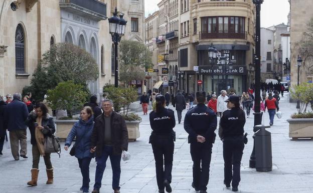 Agentes de la Policía Nacional Patrullando por el centro de la ciudad.