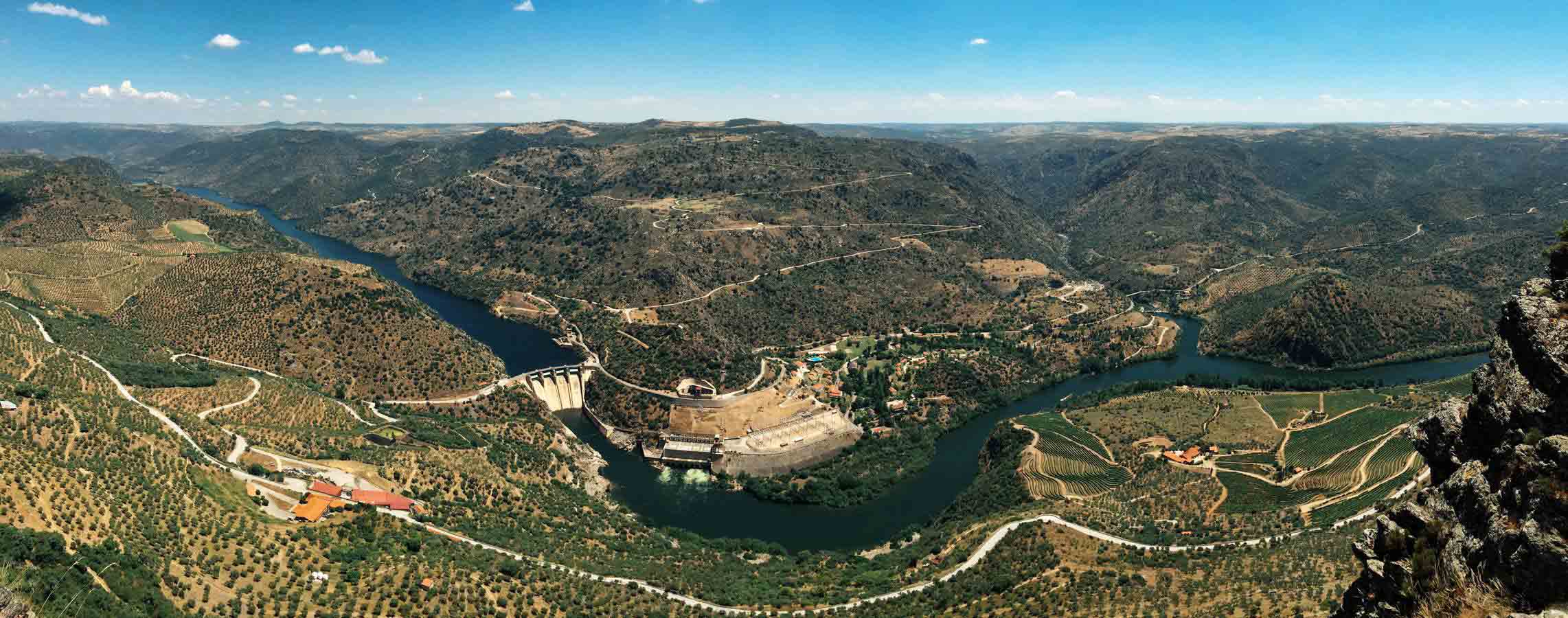 El salto de Saucelle en Salamanca y la desembocadura del río Huebra, desde el Mirador Penedo Durão en Portugal.