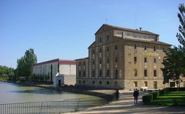 Imagen principal - Dársena del Canal de Castilla en Medina de Rioseco, murallas de Ávila y monasterio de Santa María de Moreruela,