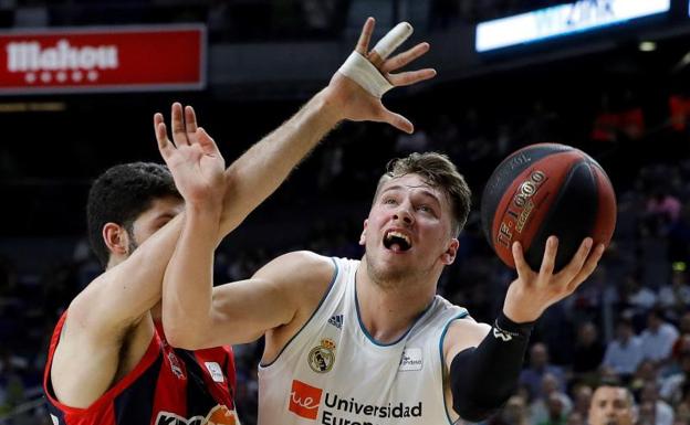 Luka Doncic trata de anotar.