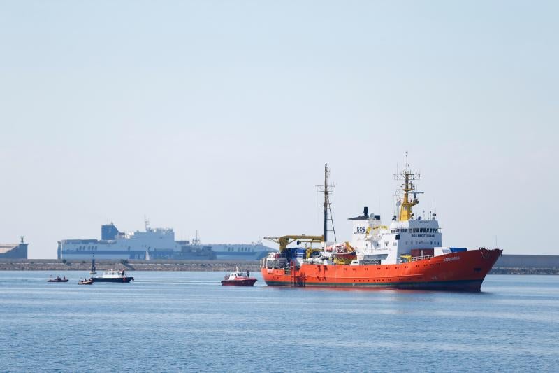 Aplausos y muestras de alegría de los inmigrantes a su llegada a España