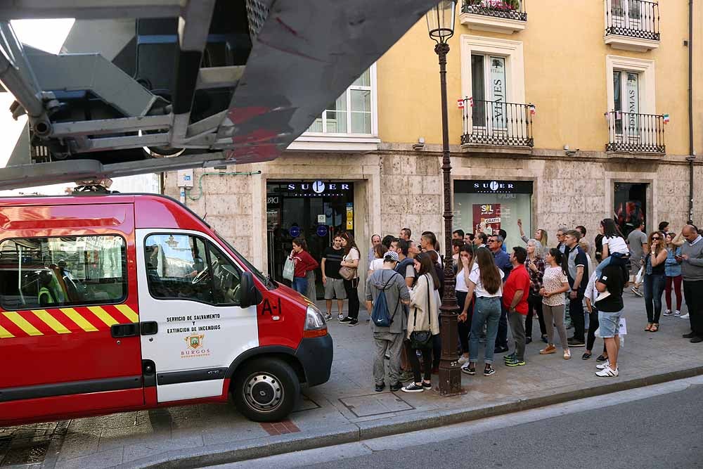 Fotos: El humo ha inundado la tienda de Vodafone