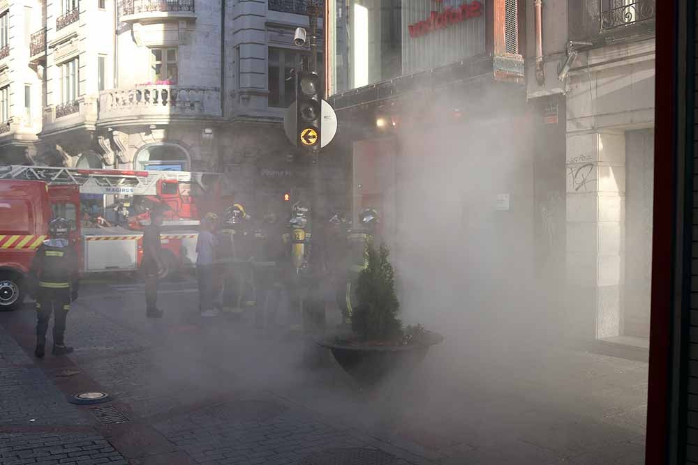 Fotos: El humo ha inundado la tienda de Vodafone