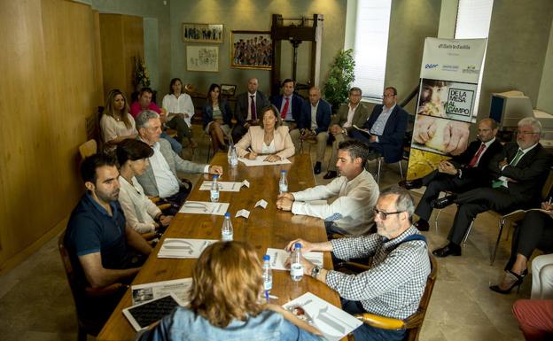 De izquierda a derecha, en la mesa de debate, Antiago Conejo, Alicia Hermansanz, Victorino Casado, Milagros Marcos, Mariano Moreno y José Javier Boyero. Alrededor de ellos, los representantes de industrias agrarias y patrocinadores de la jornada. 