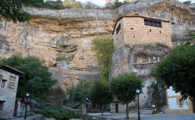 Las infraestructuras en Orbaneja del Castillo siguen siendo fuente de polémica.