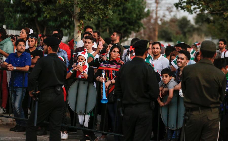 Las autoridades cortan la emisión del partido en las pantallas del estadio de Teherán por la presencia femenina y para no difundir imágenes de aficionadas en Rusia. 