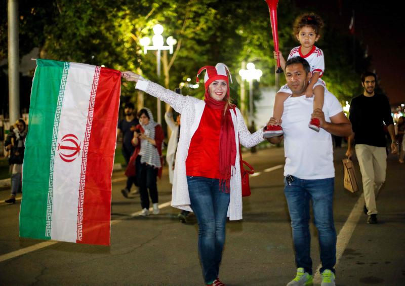 Las autoridades cortan la emisión del partido en las pantallas del estadio de Teherán por la presencia femenina y para no difundir imágenes de aficionadas en Rusia. 