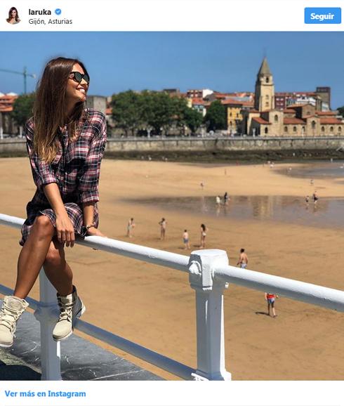 Lara Álvarez disfruta de su Gijón. 