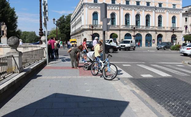 Una bicicleta aparcada junto a las marcas de los soportes retirados al inicio de la Avenida Arlanzón.