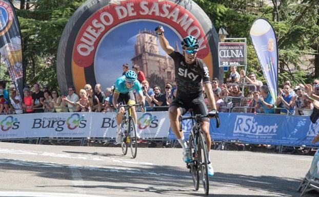 Mikel Landa comenzó a escribir su victoria del año pasado en las rampas del Castillo.