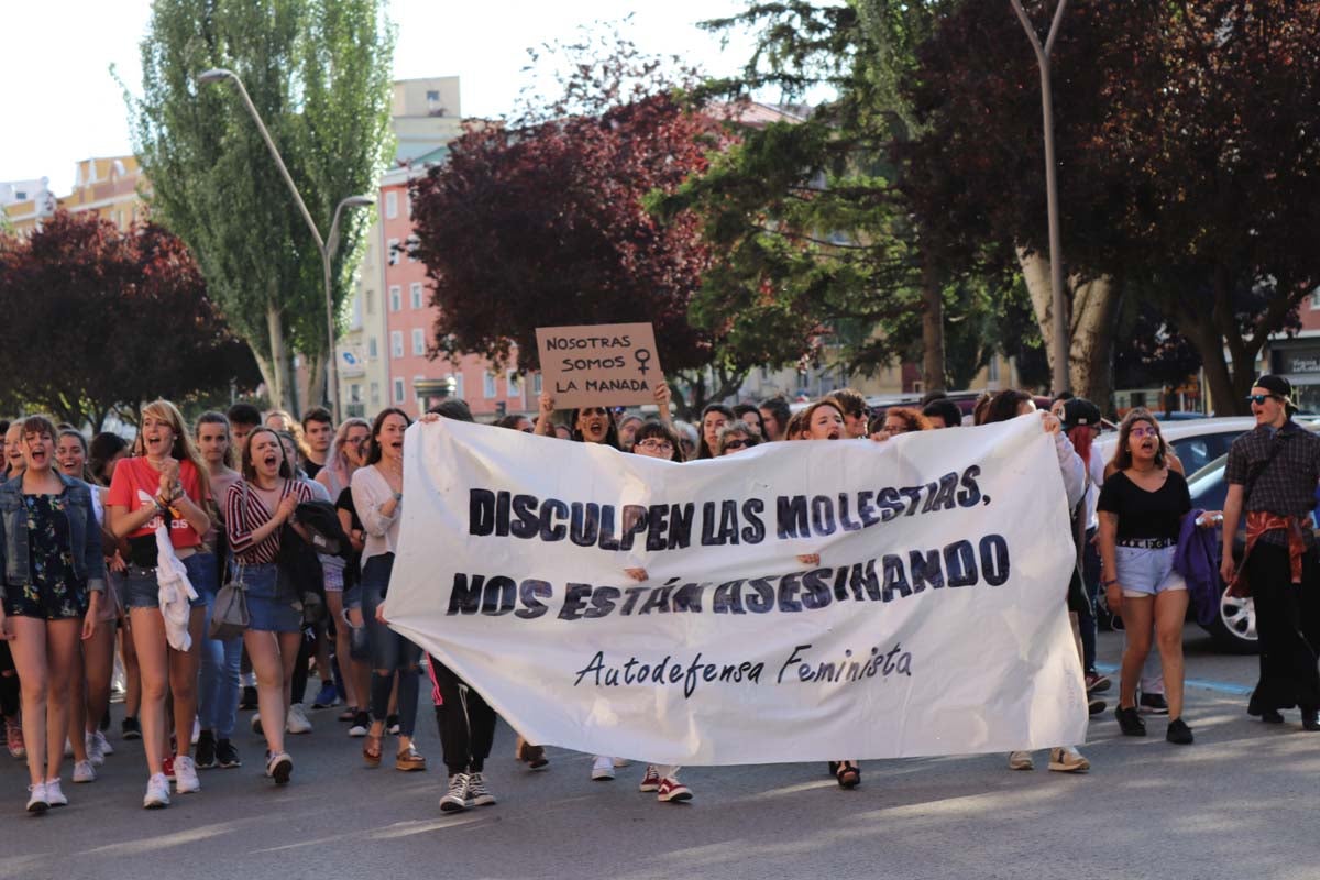 Alrededor de medio millar de burgaleses se han echado a la calle para mostrar su repulsa ante el auto de la Audiencia de Navarra mediante el que se concede la libertad bajo fianza de los cinco miembros de 'La Manada' condenados