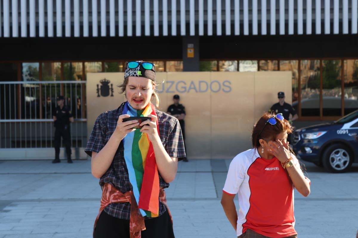 Alrededor de medio millar de burgaleses se han echado a la calle para mostrar su repulsa ante el auto de la Audiencia de Navarra mediante el que se concede la libertad bajo fianza de los cinco miembros de 'La Manada' condenados