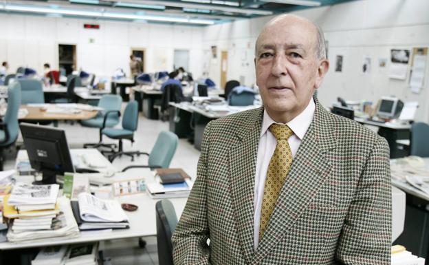 El periodista Lorenzo Martínez Duque, en la redacción de El Norte de Castilla.