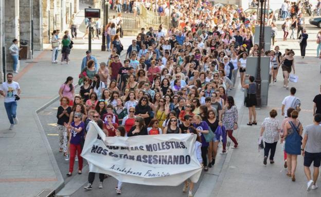 Cientos de burgaleses se han echado a la calle para criticar la puesta en libertad de los condenados.