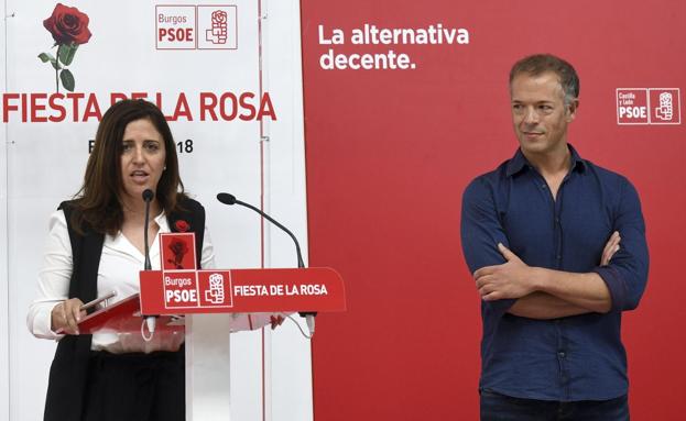 Esther Peña, acompañada de Ander Gil durante la 'Fiesta de la Rosa'.