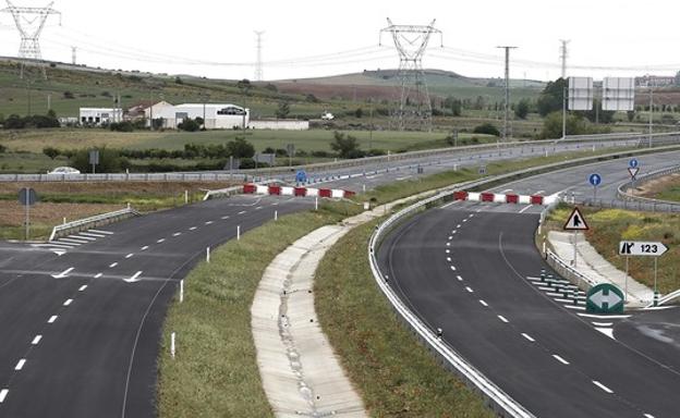 Últimos remates en los accesos a la autovía A60 en el nuevo tramo Puente Villarente-Santas Martas que se inaugurará en pocas semanas. 