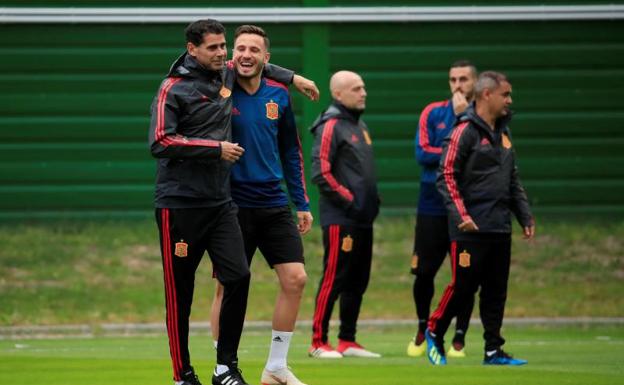 Hierro, abrazado a Saul durante el entrenamiento.