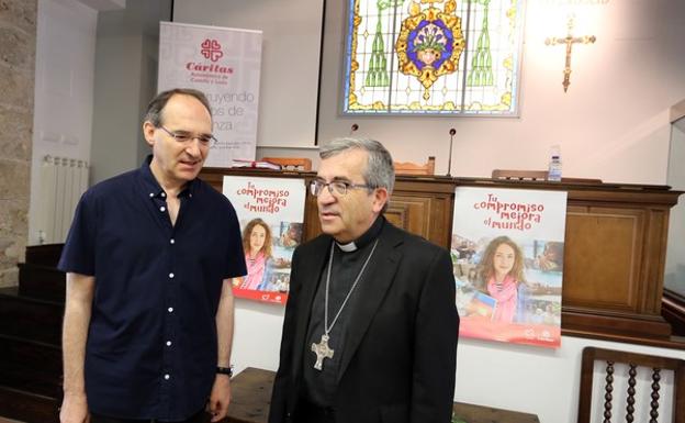 El obispo auxiliar de Valladolid, Luis Argüello (derecha), y el presidente autonómico de Cáritas, Antonio Jesús Martín de Lera, presentan de la memoria regional de Cáritas 2017