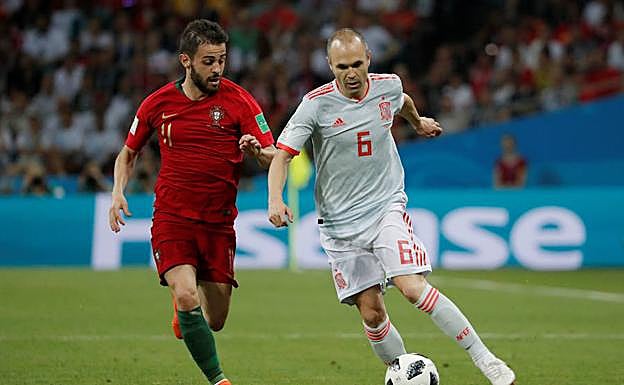 Iniesta y Bernardo Silva, durante el Portugal-España.