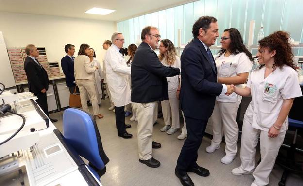 Los consejeros de Sanidad, Antonio María Sáez, y de Educación, Fernando Rey, visitan el laboratorio donde los estudiantes están realizando las prácticas del programa de Formación Profesional Dual realizado en colaboración con Bankia en el Hospital Clínico Universitario de Valladolid. 