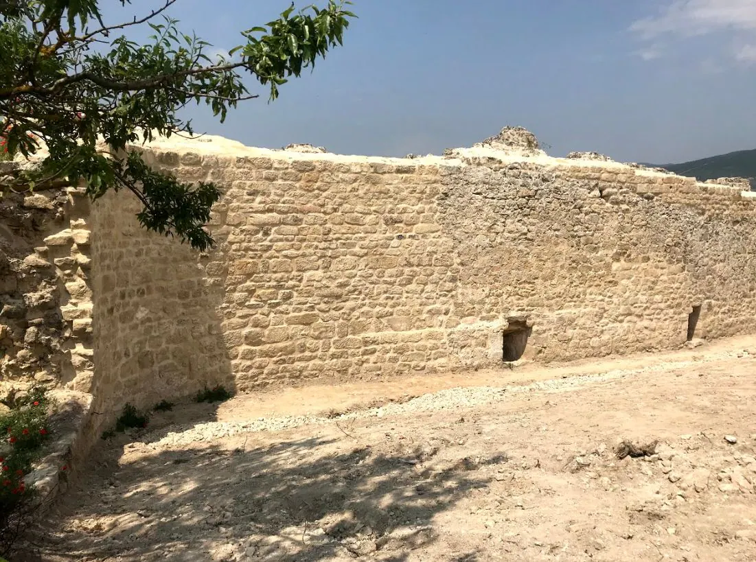 Imágenes del Castillo de Santa Gadea del Cid, una fortaleza del siglo XV que forma parte de la Lista Roja de Hispania Nostra en 2010, pero que ha sido restaurada recientemente.