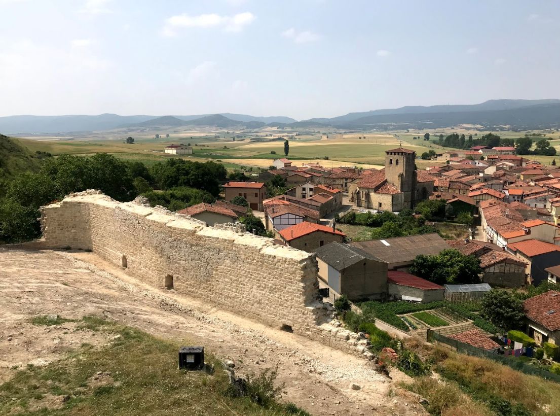 Imágenes del Castillo de Santa Gadea del Cid, una fortaleza del siglo XV que forma parte de la Lista Roja de Hispania Nostra en 2010, pero que ha sido restaurada recientemente.